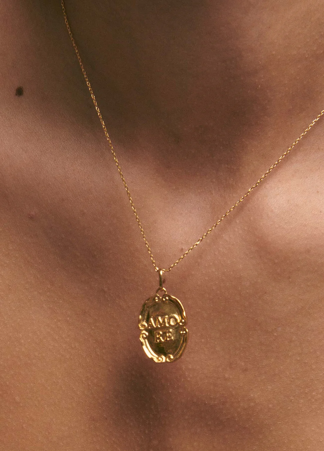 Collar medalla AMORE.