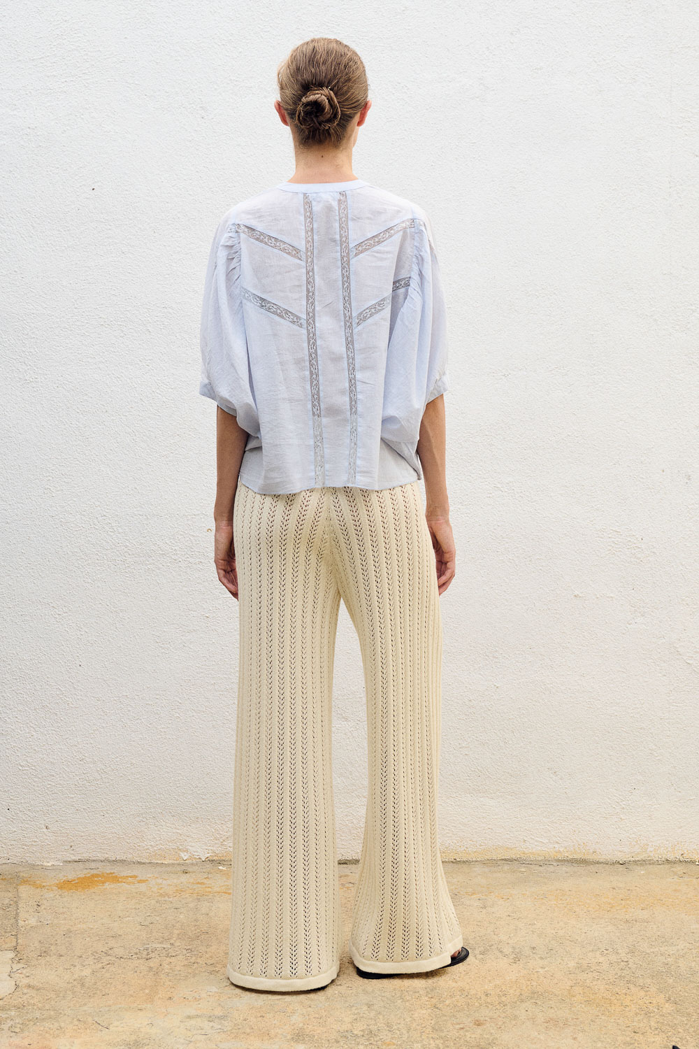Blusa con volumen celeste.