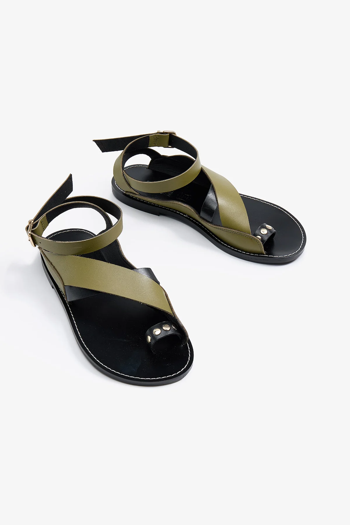 Sandalias tachas piel bicolor.