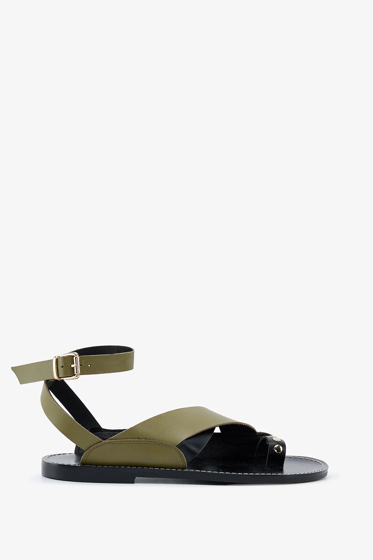 Sandalias tachas piel bicolor.
