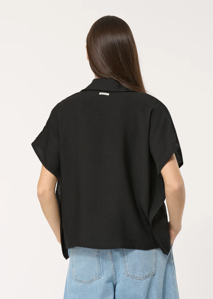 Camisa corta oversize.