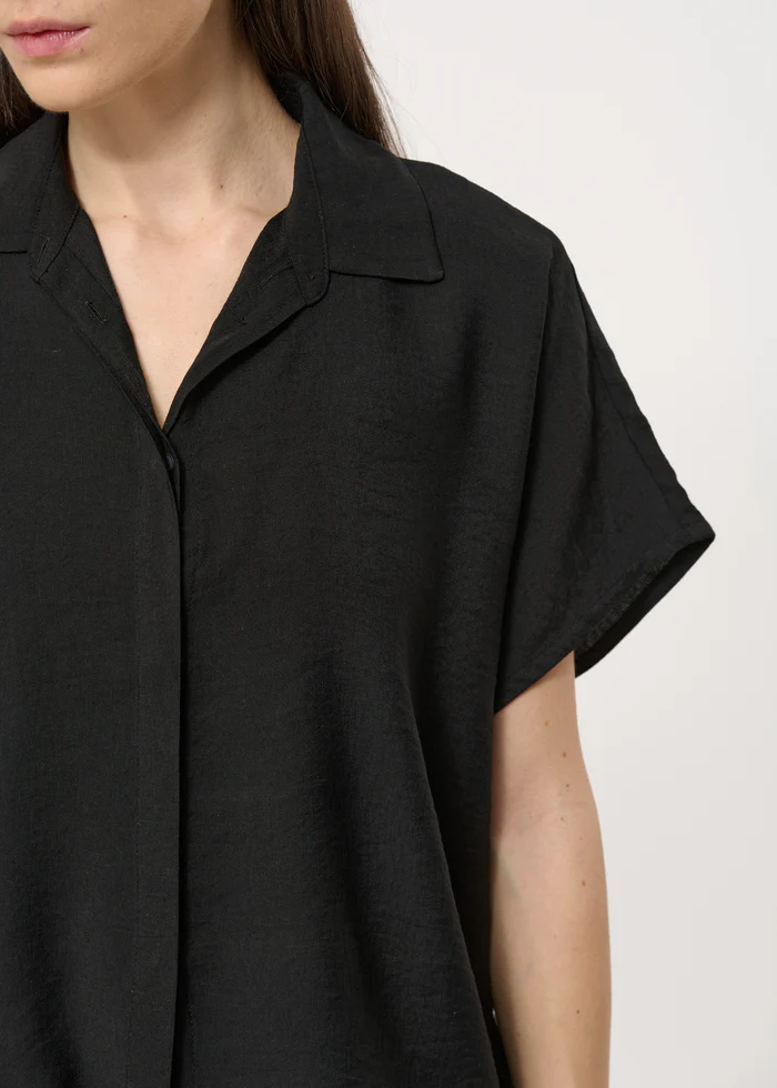 Camisa corta oversize.