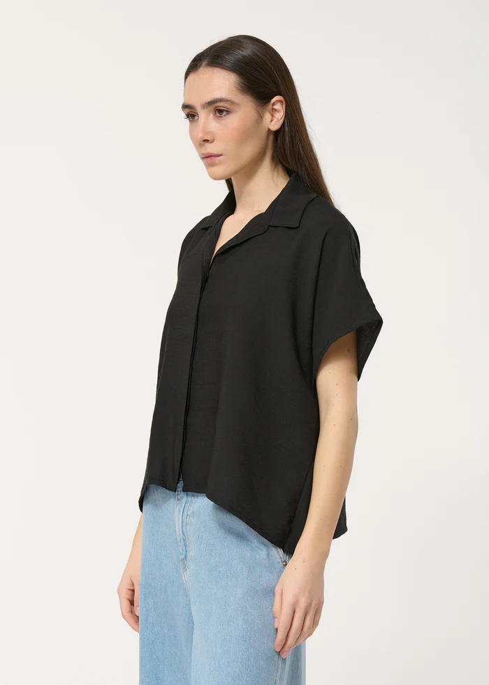 Camisa corta oversize.