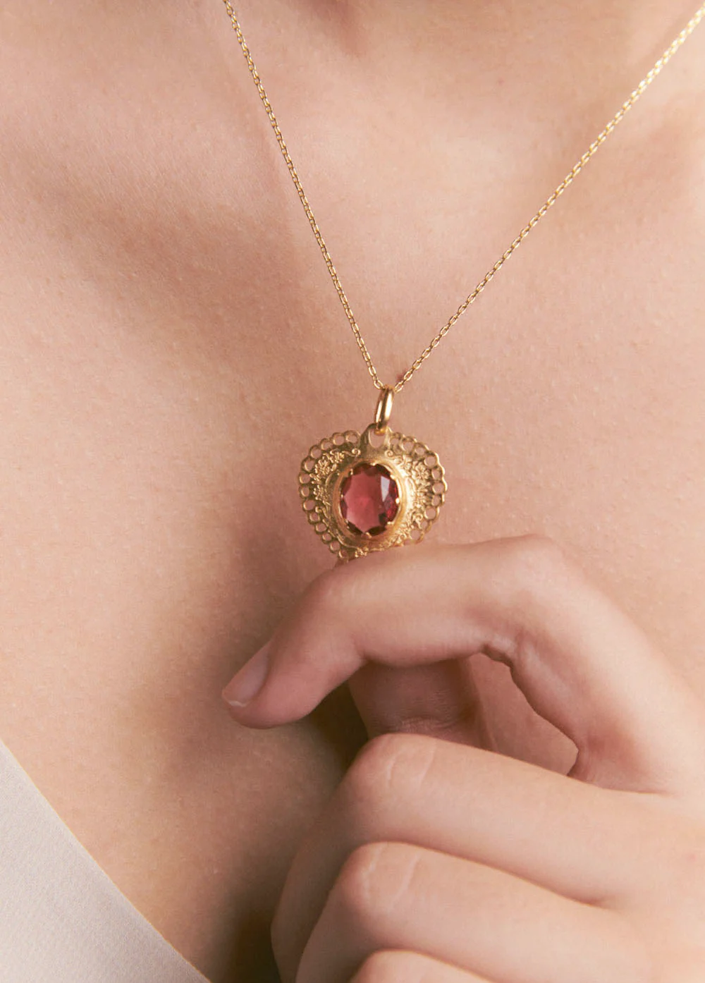 Colgante SACRO CUORE dorado Alhaja.