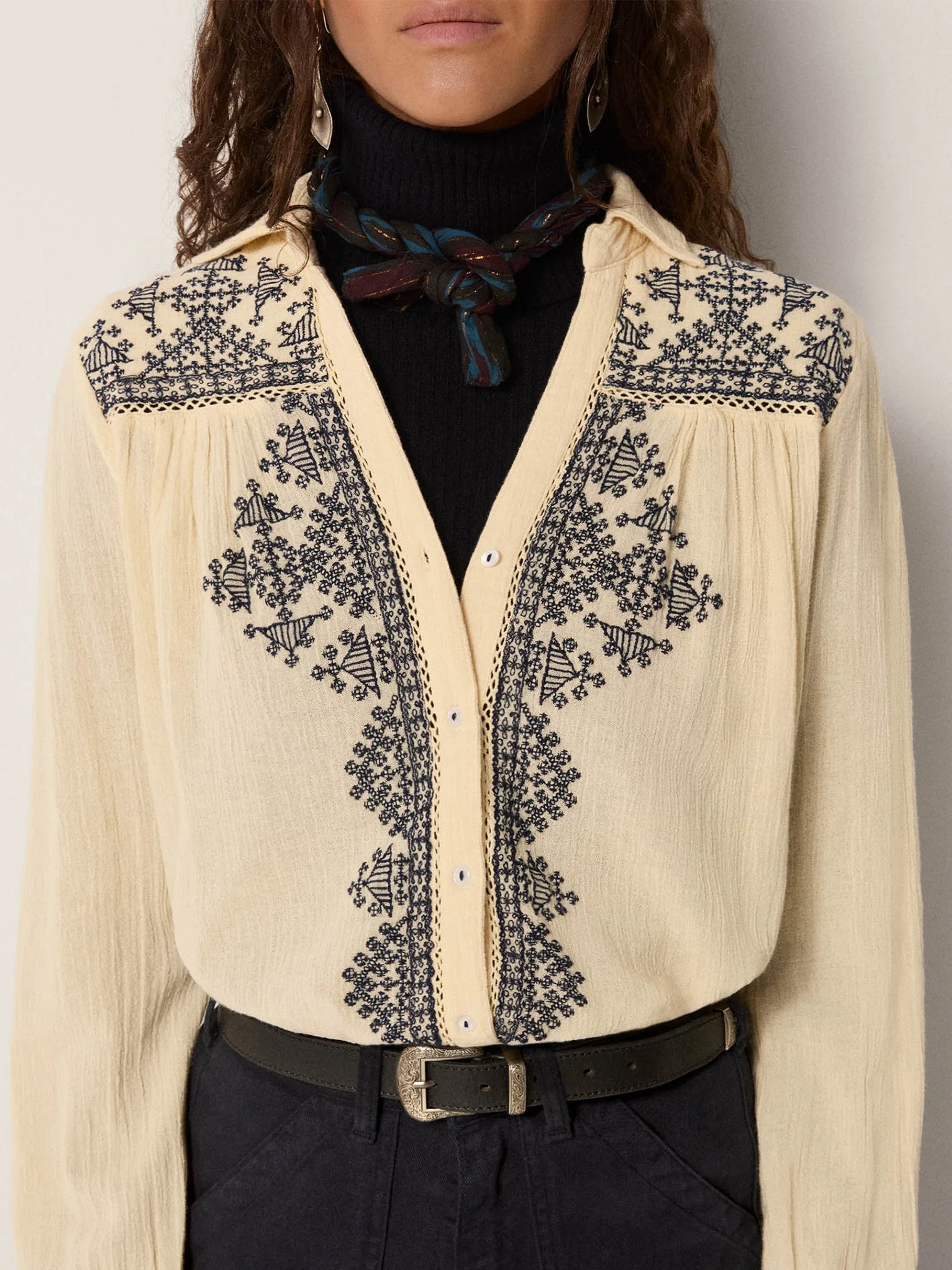 Blusa AMRIT vainilla y marino Maison Hotel.