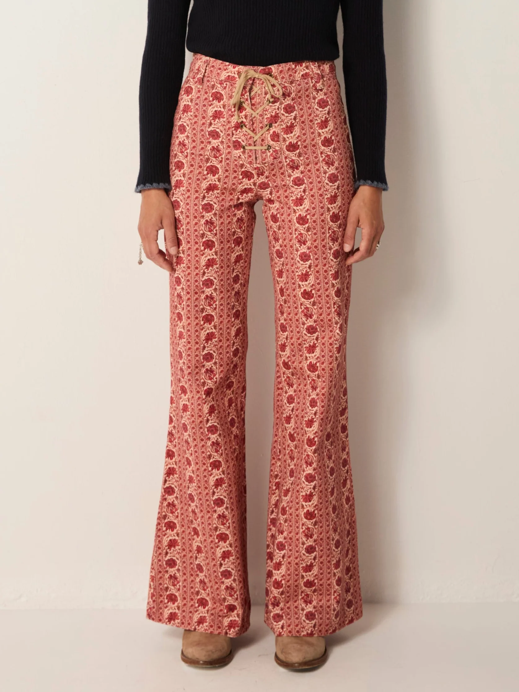 Pantalón CLAVEL rojo flores Maison Hotel.