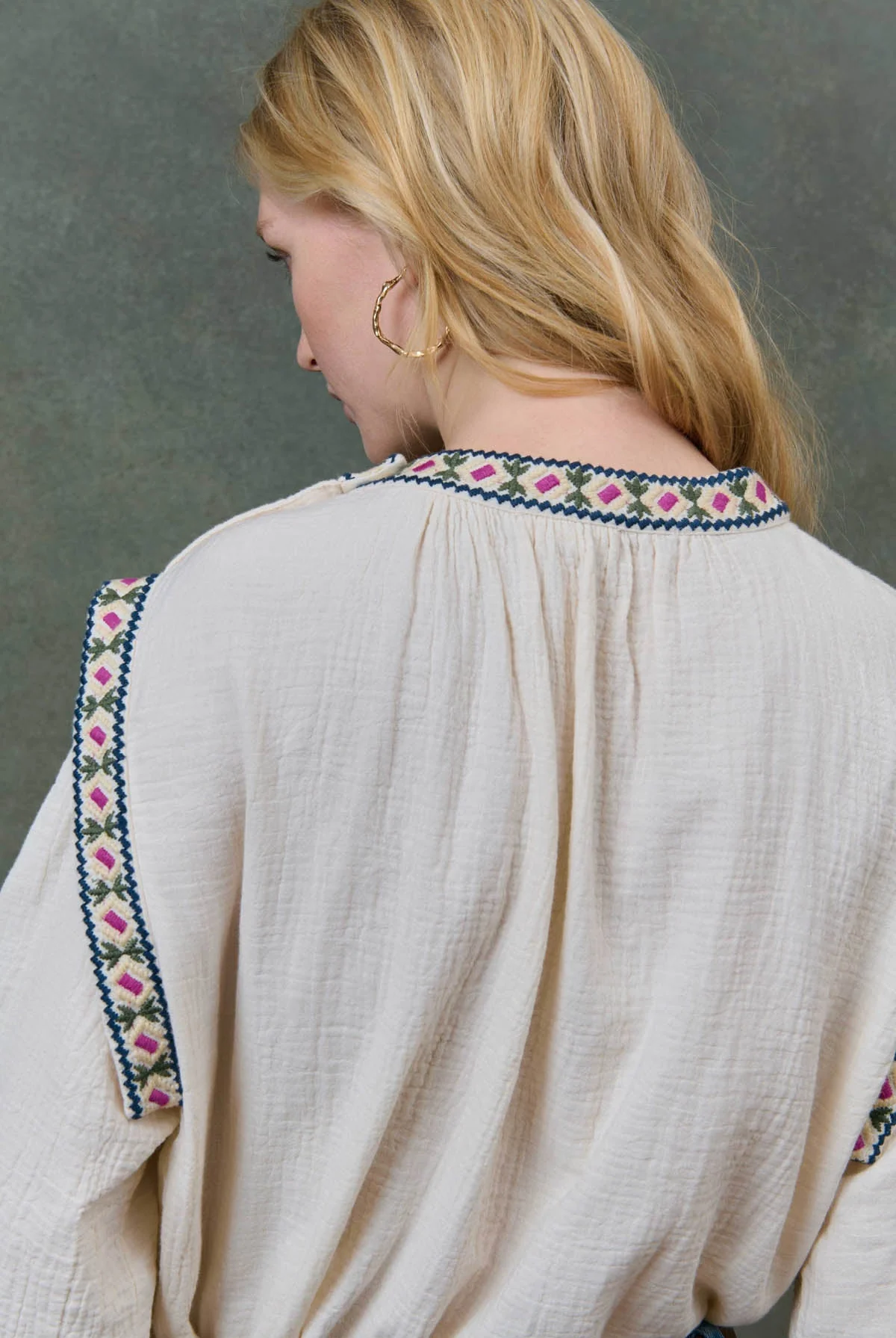 Blusa IZZA crema flores Louise Misha.