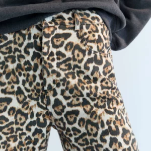 Pantalón NELIA leopardo The New Society.