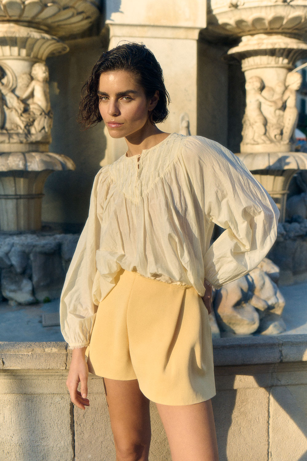 Blusa con detalle plisado cruda Sita Murt.