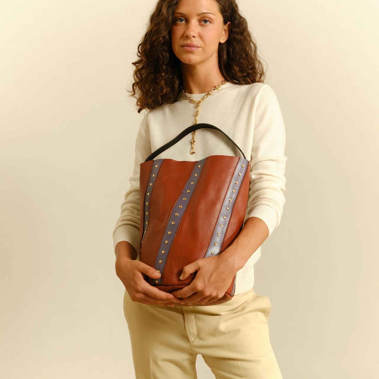 Bolso bucket tachuelas teja/lavanda Mercules.