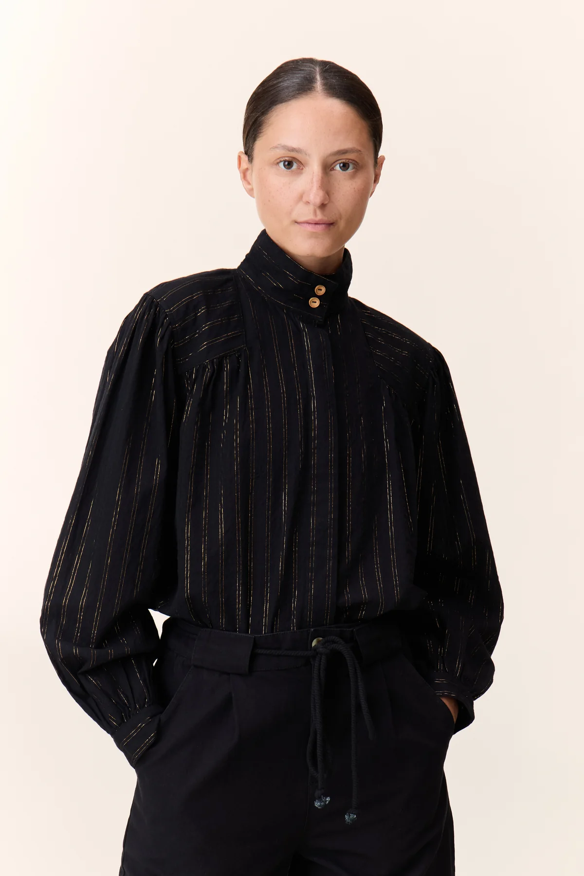 Blusa CHANA negra y dorada Leon and Harper.