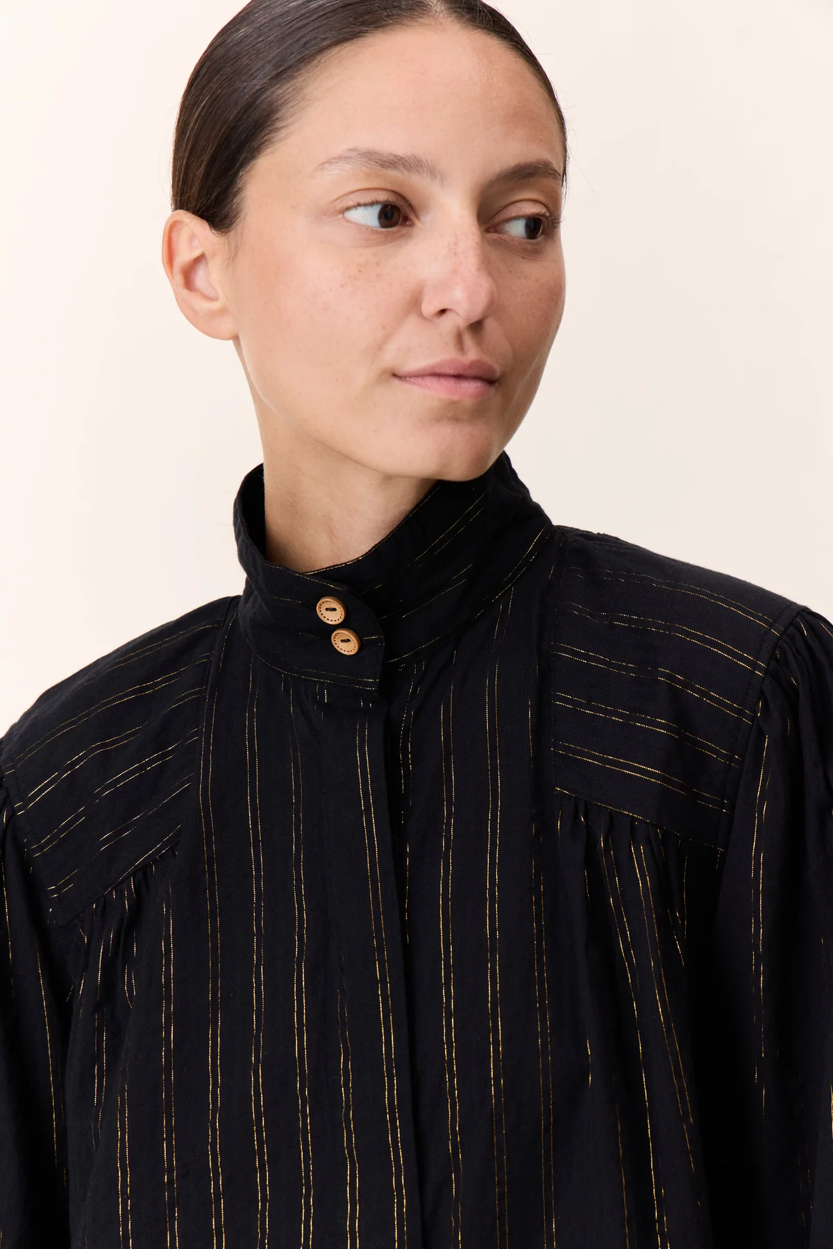 Blusa CHANA negra y dorada Leon and Harper.