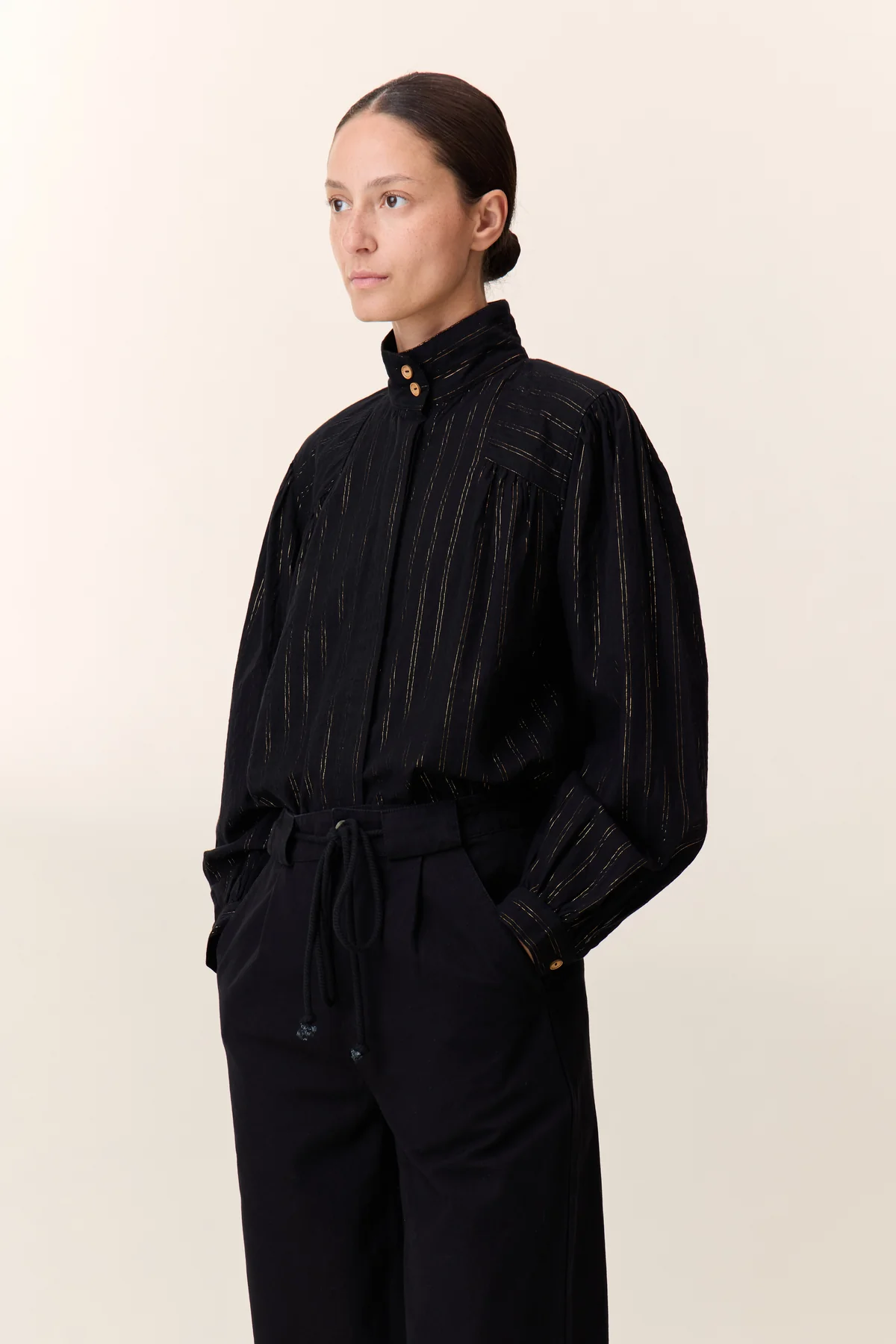 Blusa CHANA negra y dorada Leon and Harper.
