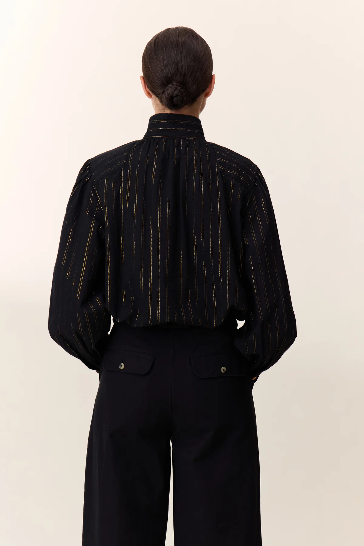 Blusa CHANA negra y dorada Leon and Harper.