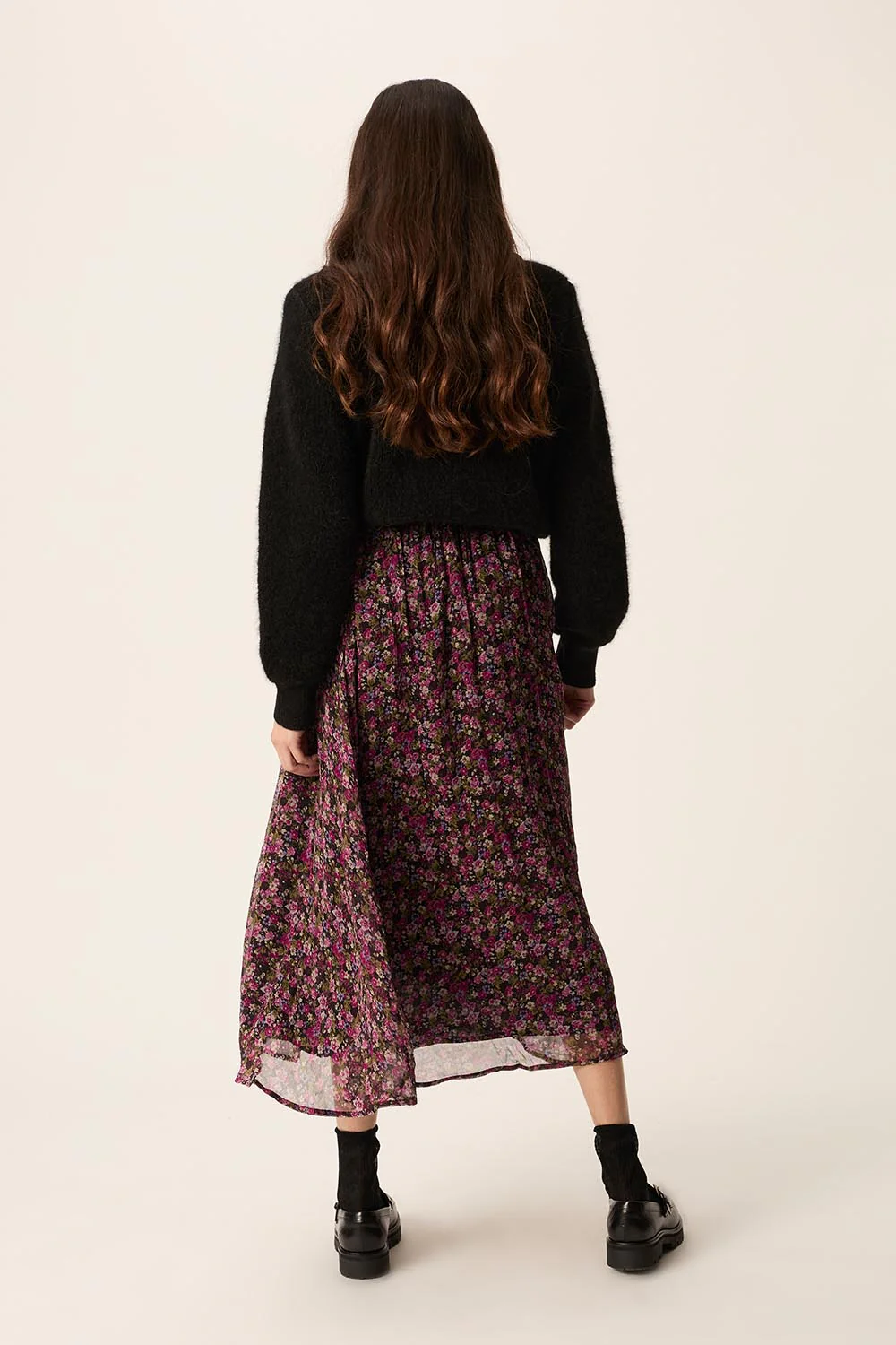 Falda YKARINE negra estampada flores Des Petits Hauts.