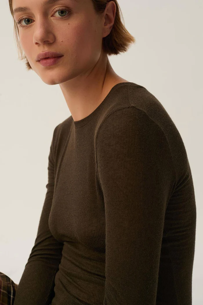 Camiseta JACINTHE marrón Des Petits Hauts.