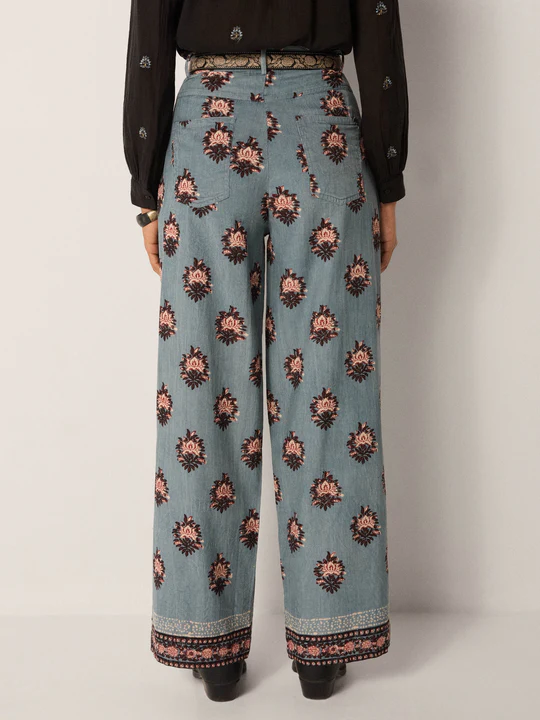 Pantalón JIMMY azul flores Maison Hotel.
