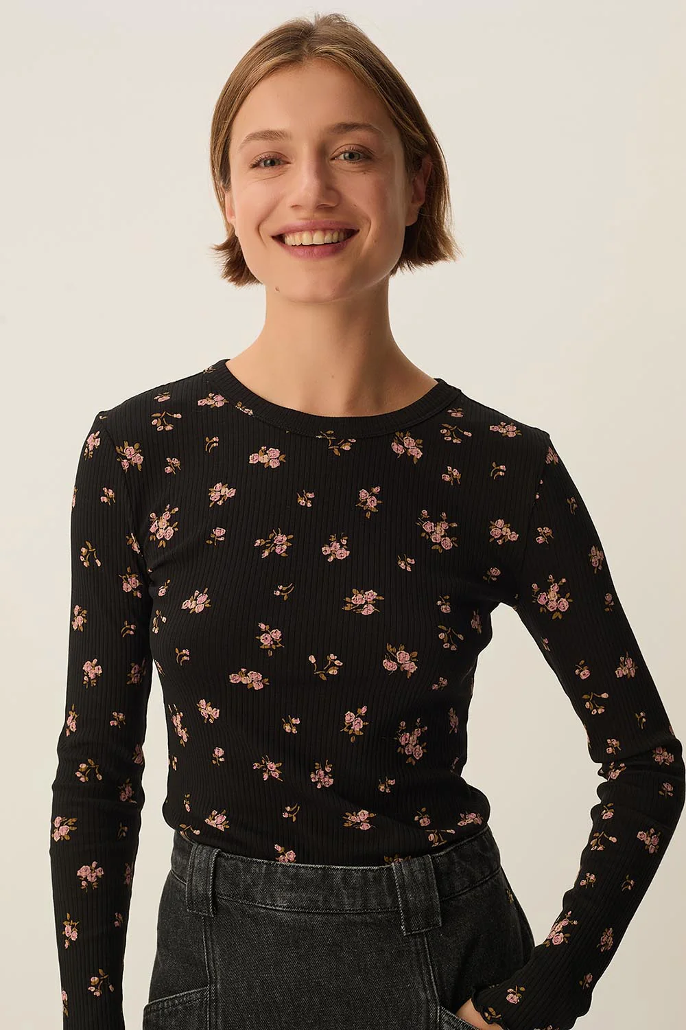 Camiseta KALI negra flores Des Petits Hauts.