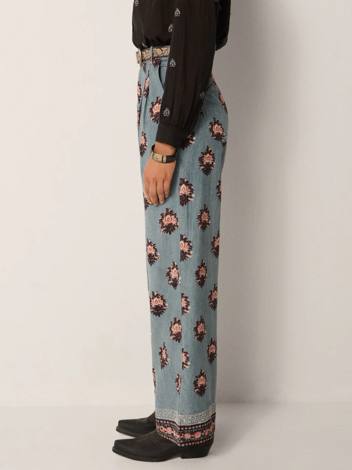 Pantalón JIMMY azul flores Maison Hotel.