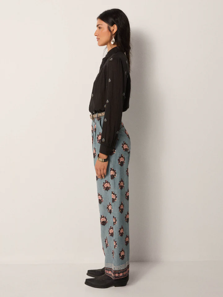 Pantalón JIMMY azul flores Maison Hotel.
