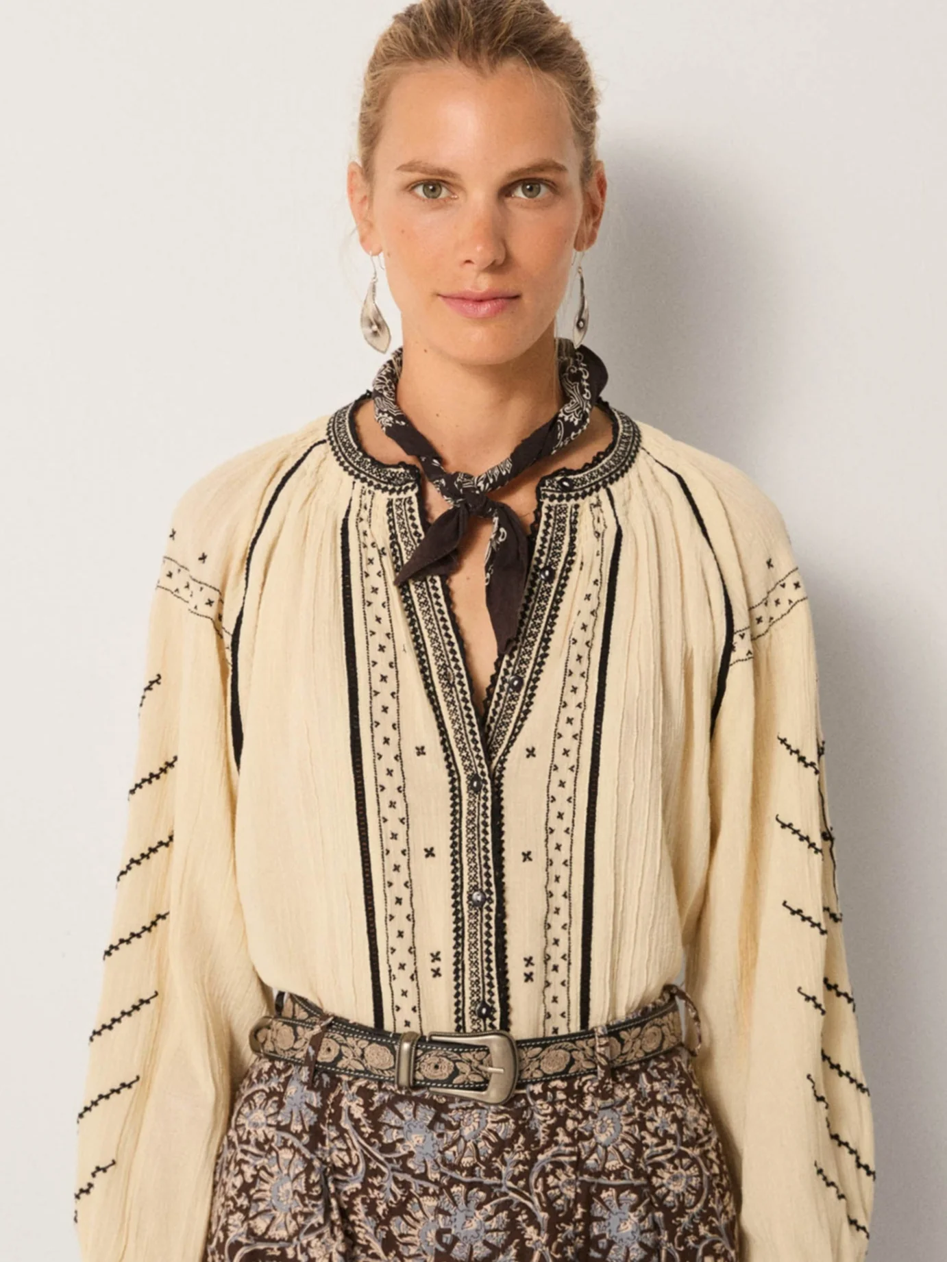 Blusa PETIT- CROIX marfil y negra Maison Hotel.