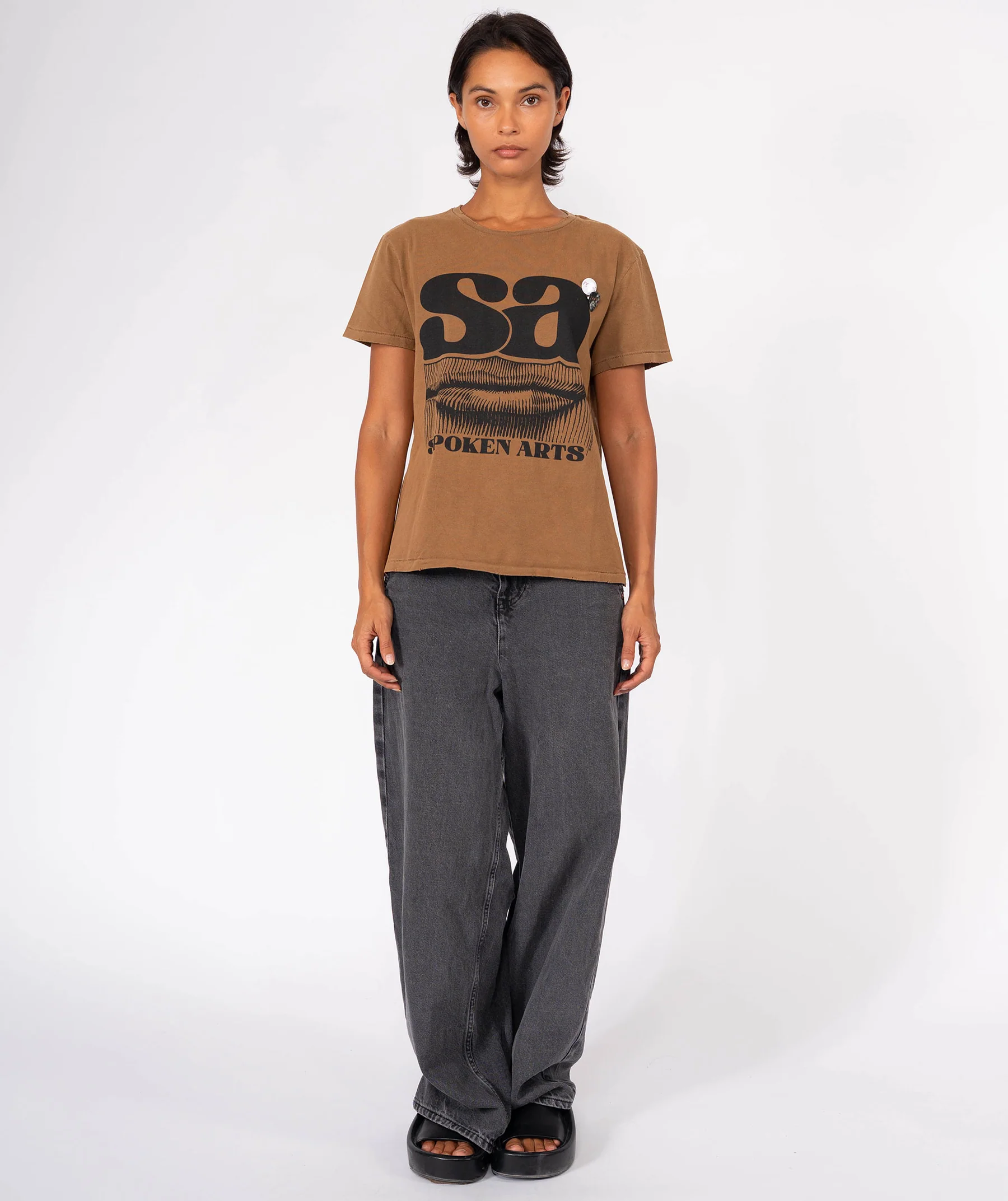 Camiseta SPOKEN marrón Newtone.