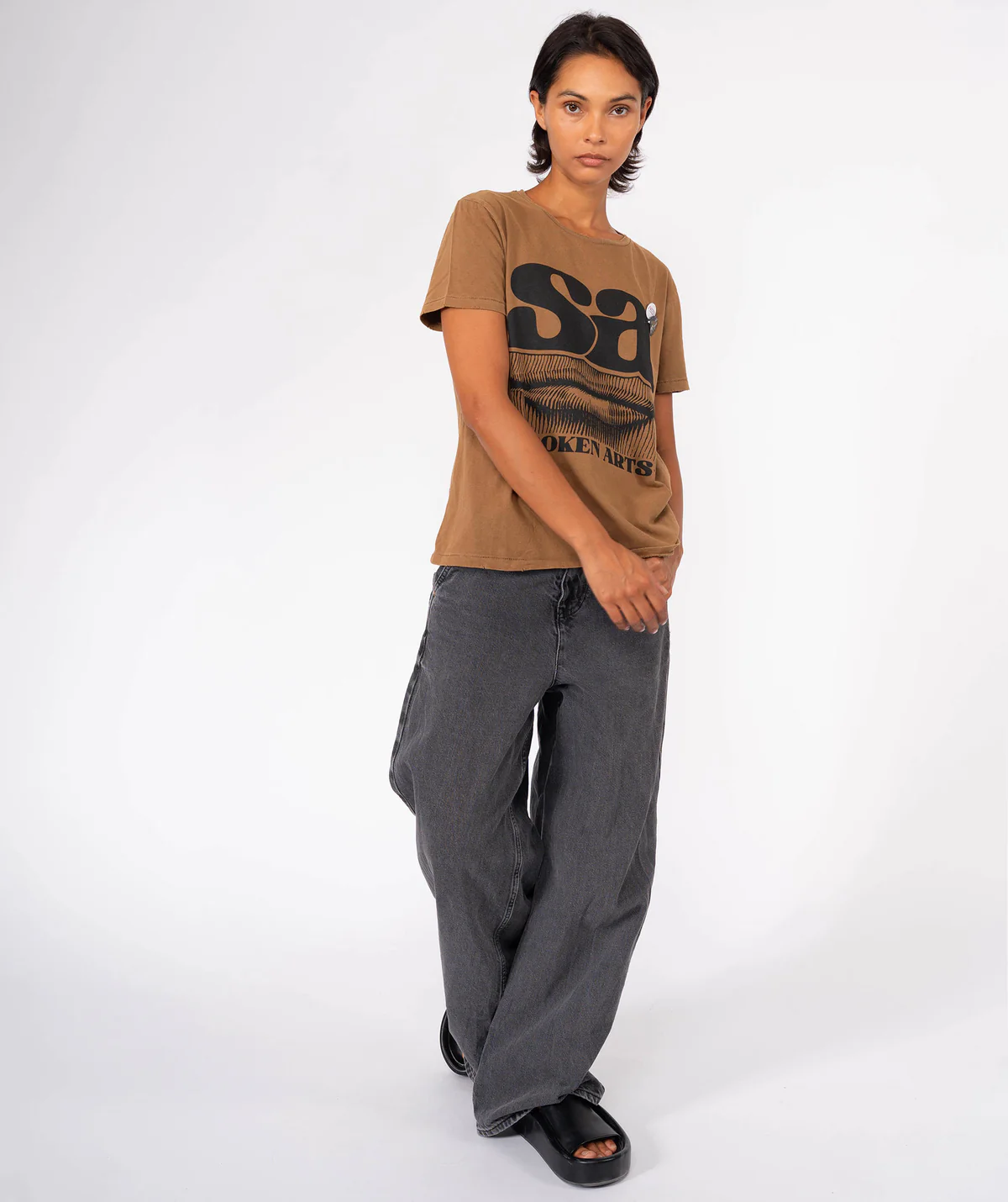Camiseta SPOKEN marrón Newtone.