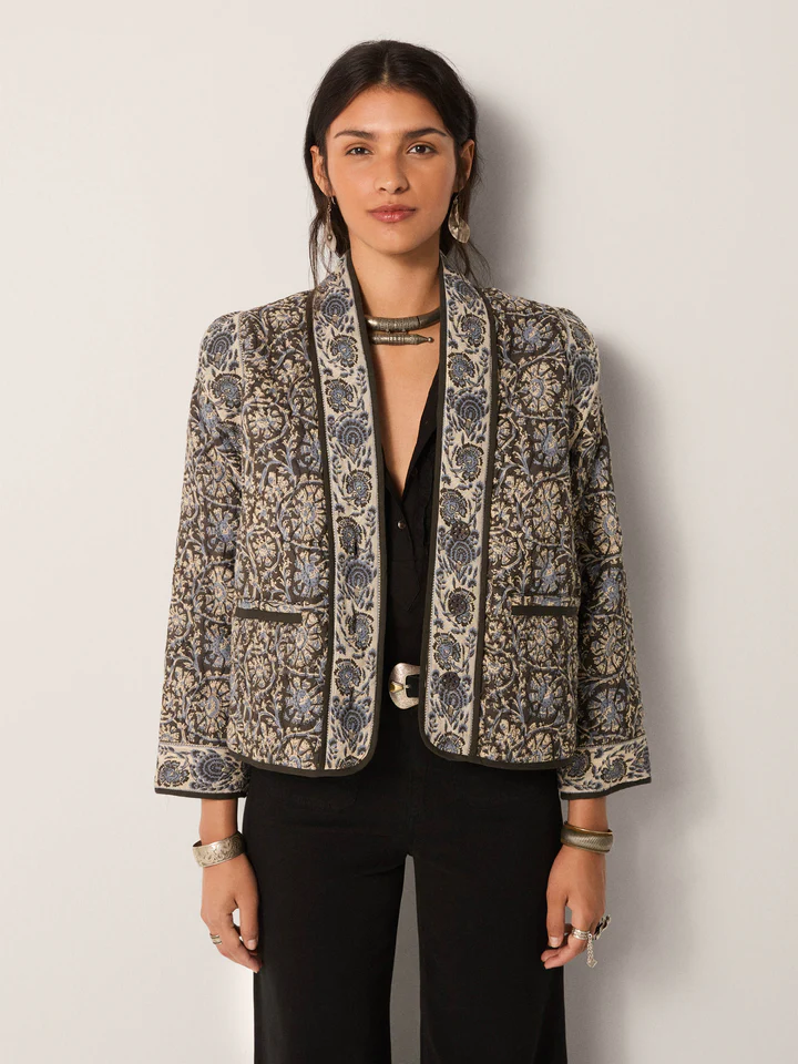Chaqueta SUGATA azul floral Maison Hotel.