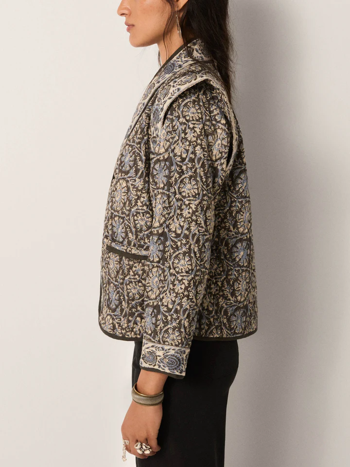 Chaqueta SUGATA azul floral Maison Hotel.