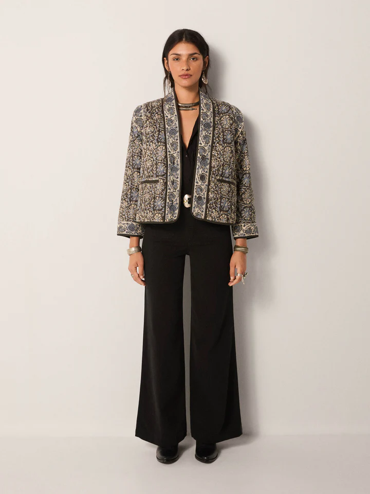 Chaqueta SUGATA azul floral Maison Hotel.
