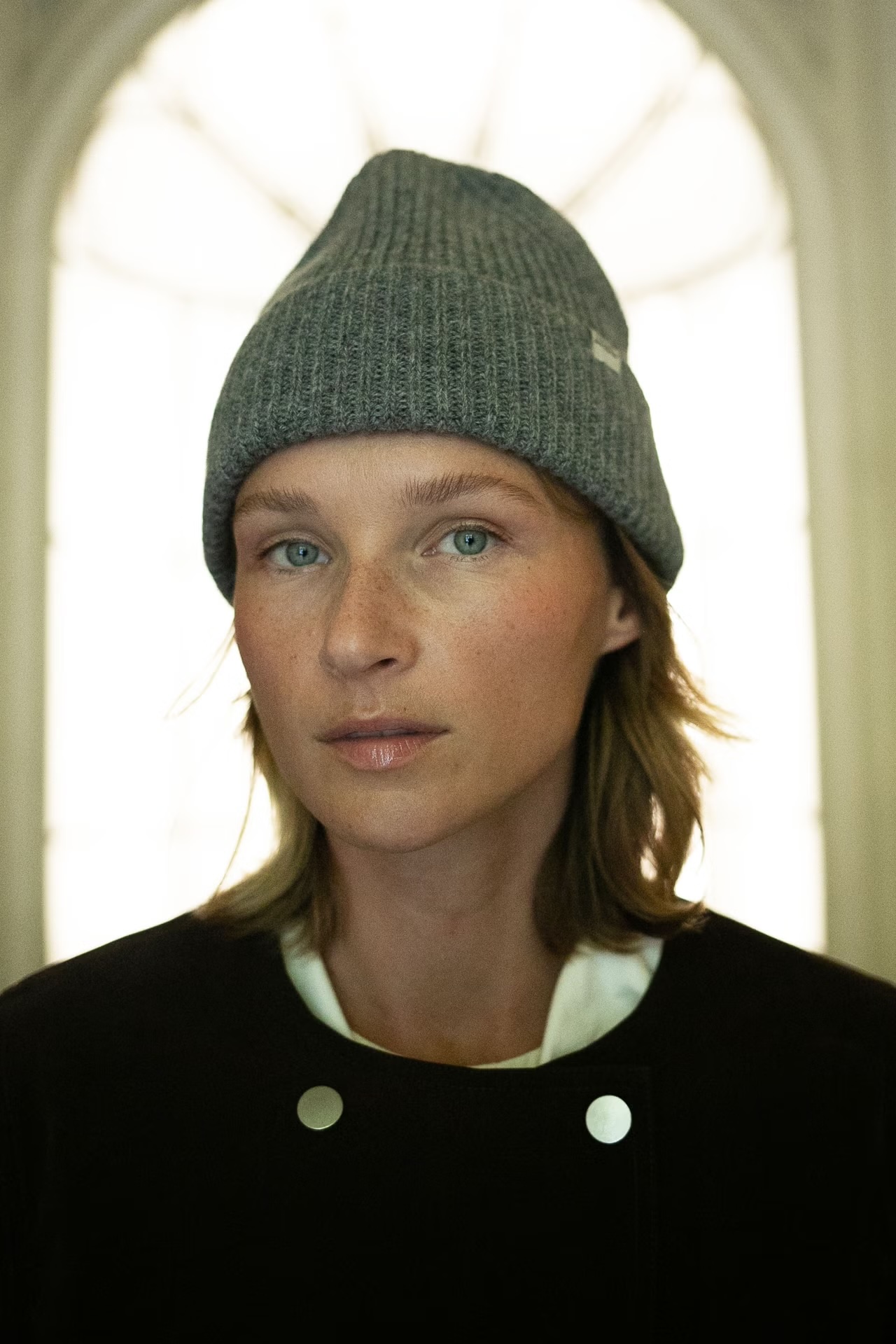 Gorro LEO gris The Tiny Big Sister.