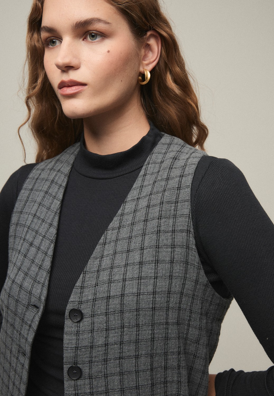 Chaleco cuadros gris Mi&Co.