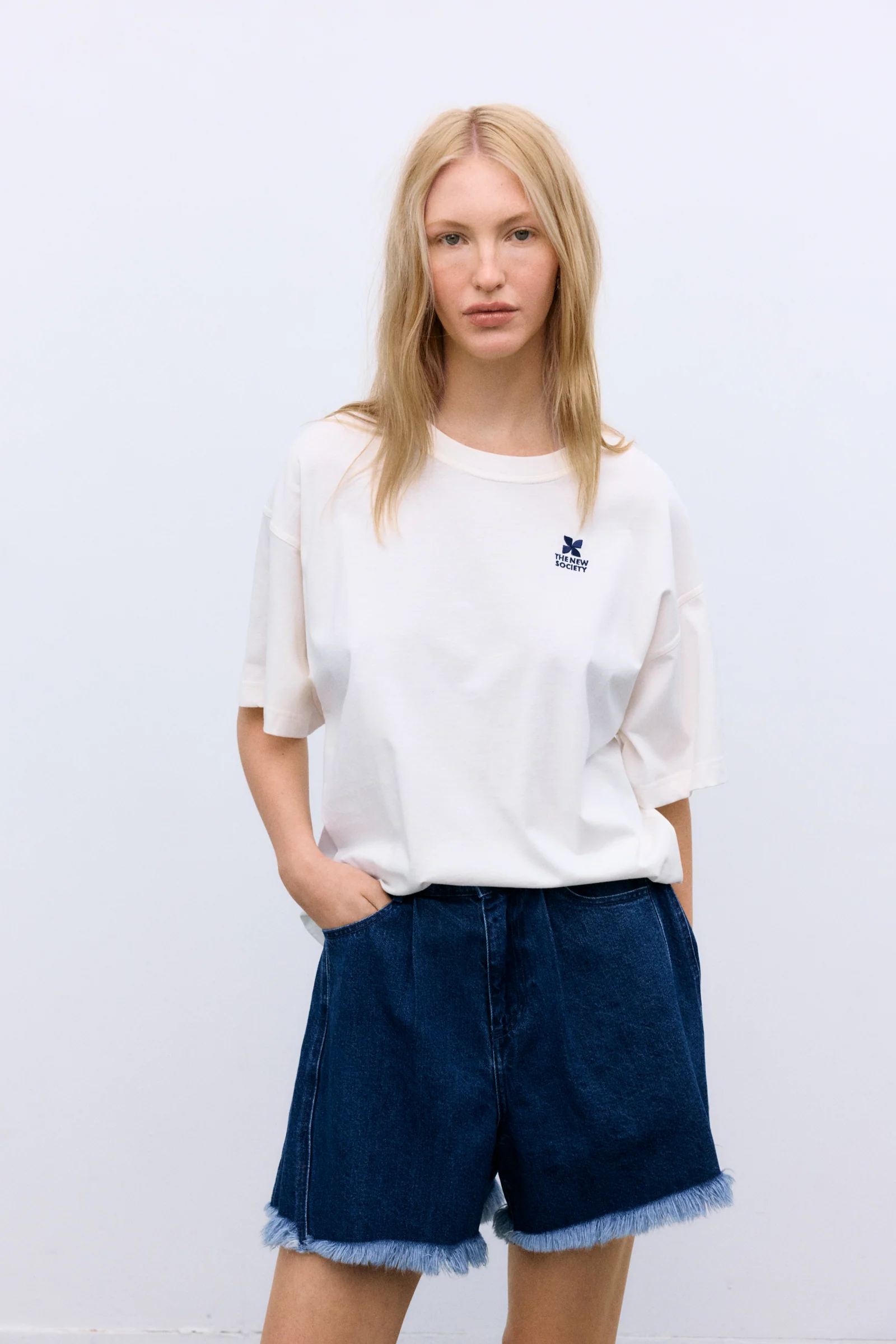 Camiseta TNS cruda Yhe New Society.