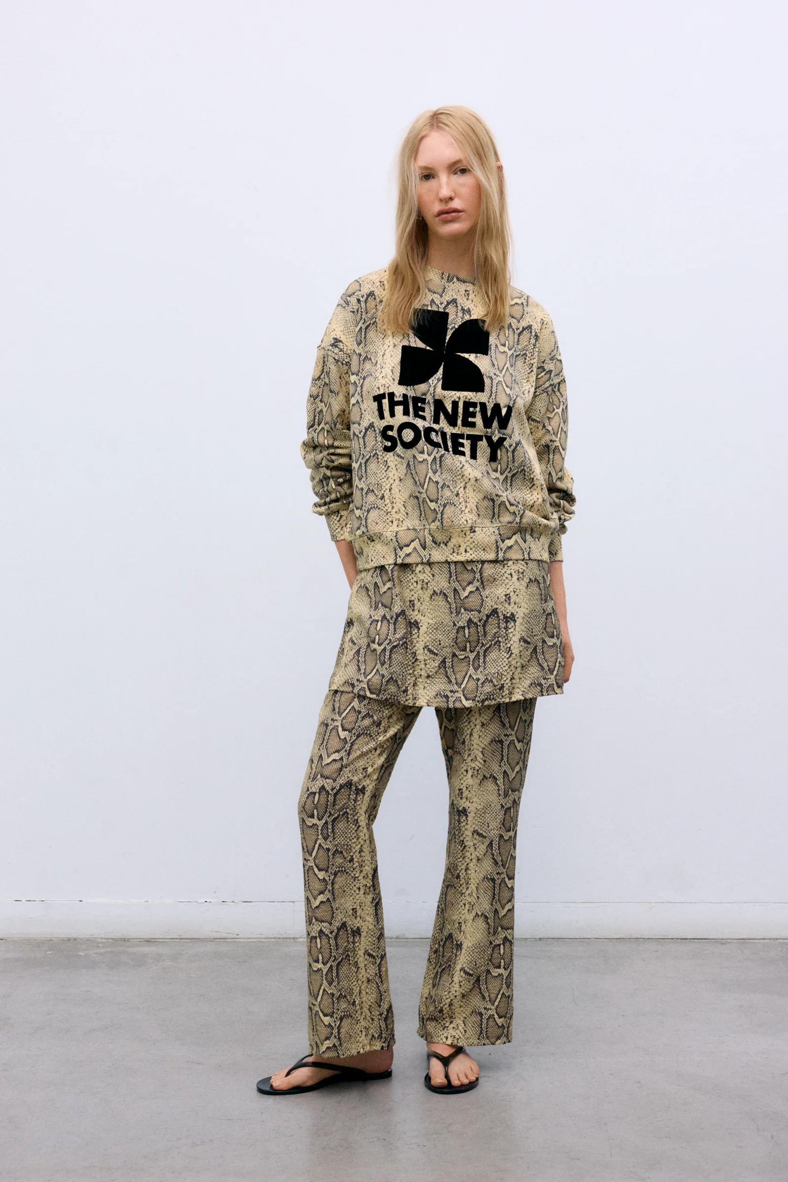 Sudadera TNS estampado serpiente The New Society.