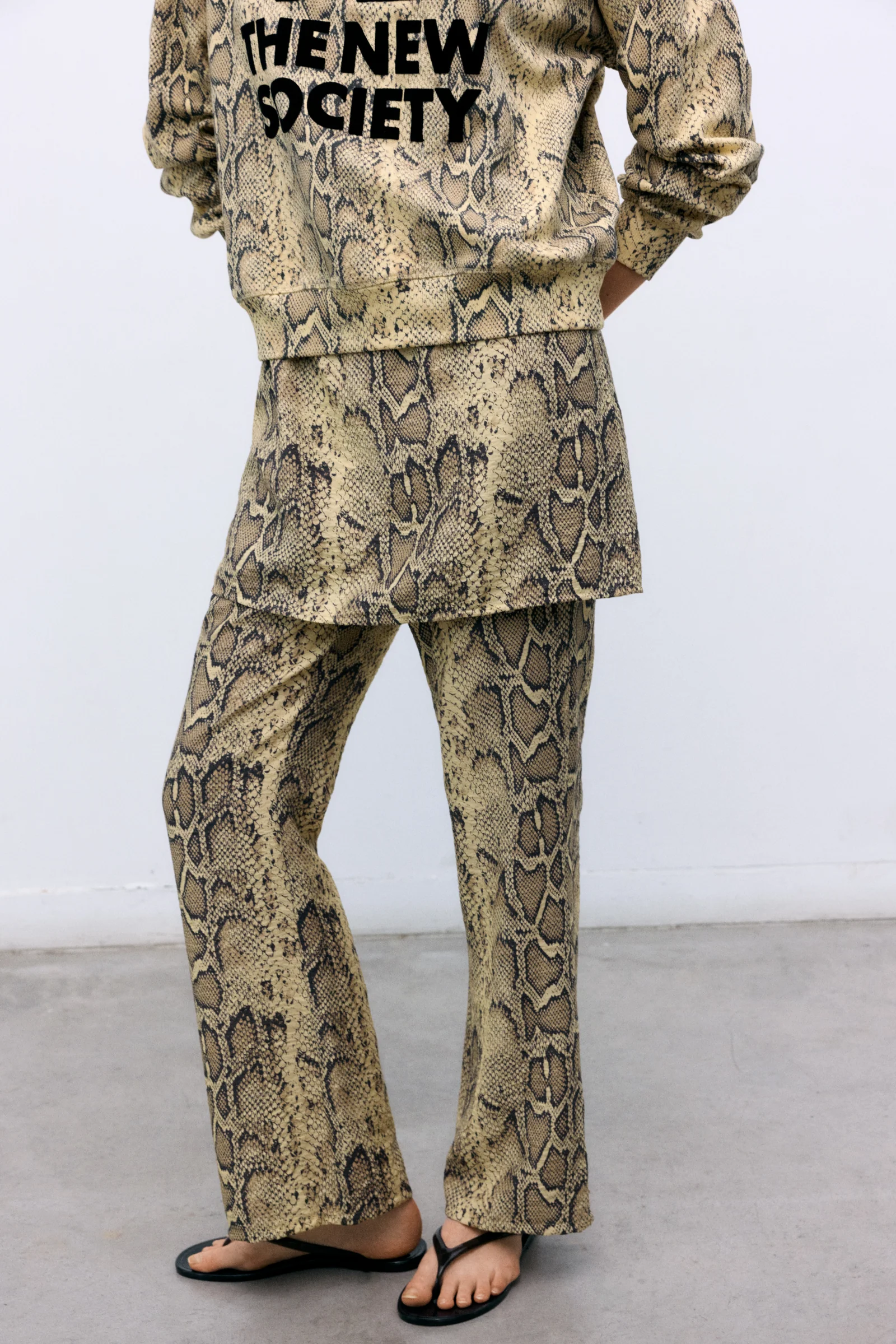 Sudadera TNS estampado serpiente The New Society.